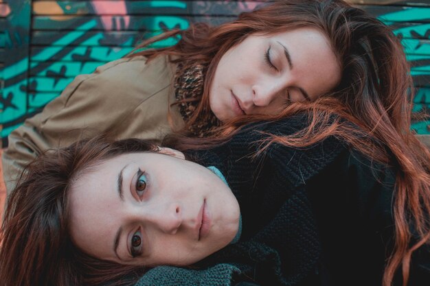 Photo portrait of beautiful females resting outdoors