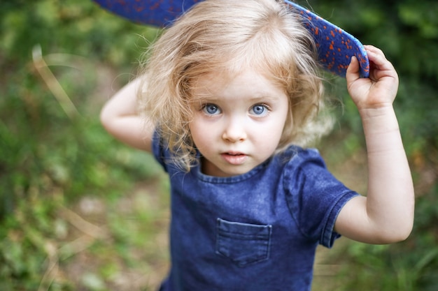 肖像画の美しい少女巻き毛のブロンドの髪と青い目