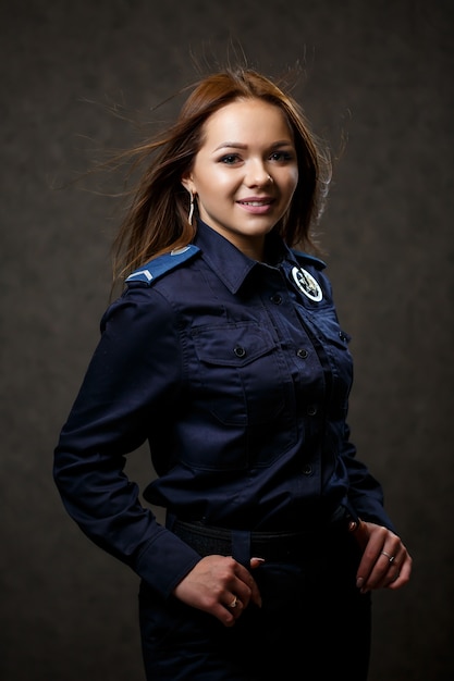 Foto ritratto di una bella ragazza in uniforme della polizia. posa professionale