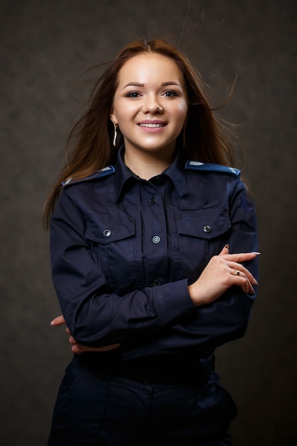 Foto ritratto di una bella ragazza in uniforme della polizia. posa professionale