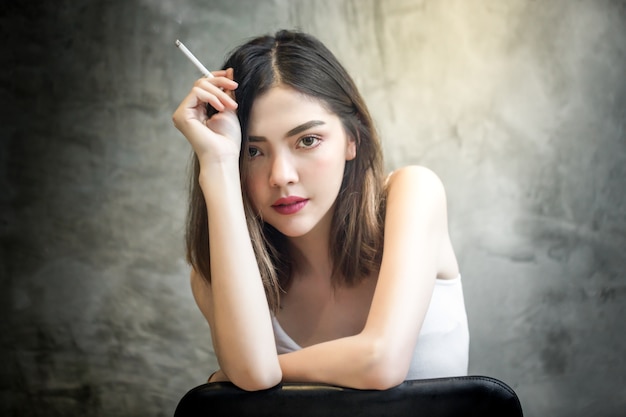 Портрет красивой девушки курение сигареты