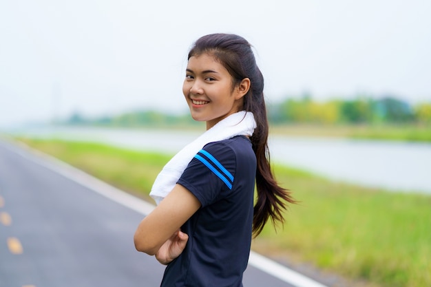 運動中に笑うスポーツウェアで美しい少女の肖像