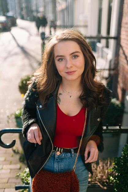 Photo portrait of a beautiful girl on a sunny day streets of amsterdam a girl enjoys her lifestyle