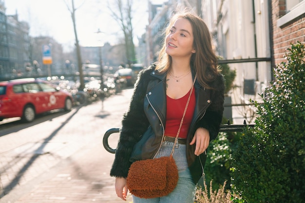 Портрет красивой девушки в солнечный день Улицы Амстердама Девушка наслаждается своим образом жизни