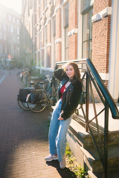 Foto ritratto di una bella ragazza in una giornata di sole strade di amsterdam una ragazza gode del suo stile di vita