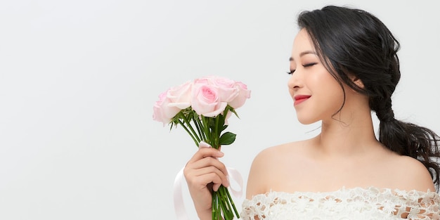 장미 꽃다발을 든 아름다운 소녀의 초상화 아름다움과 패션