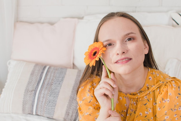 Photo portrait of a beautiful girl with a flower in her hands