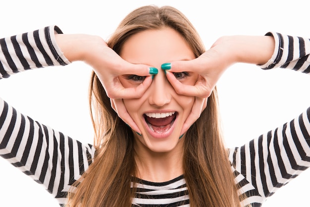 Foto ritratto di una bella ragazza con una faccia buffa