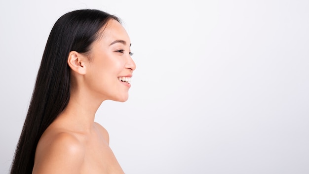 Photo portrait of beautiful happy woman looking away