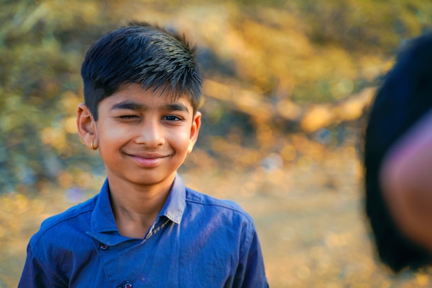 美しいインドのウインクの小さな男の子の肖像画