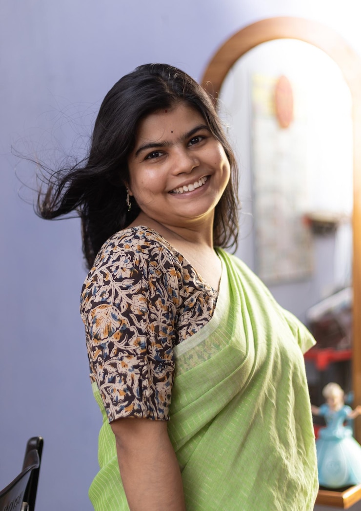Photo portrait of a beautiful indian woman in green saree