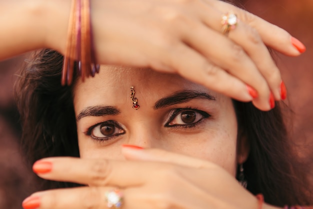 Ritratto di bella donna indiana nel ballo rosso del saree