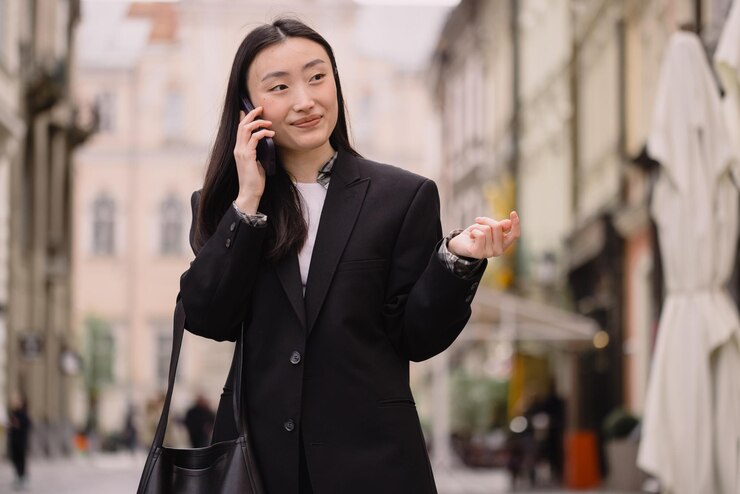 Photo 美麗的韓國婦女的肖像 穿著休<unk>服裝的亞洲婦女在打電話 現代科技和生活方式