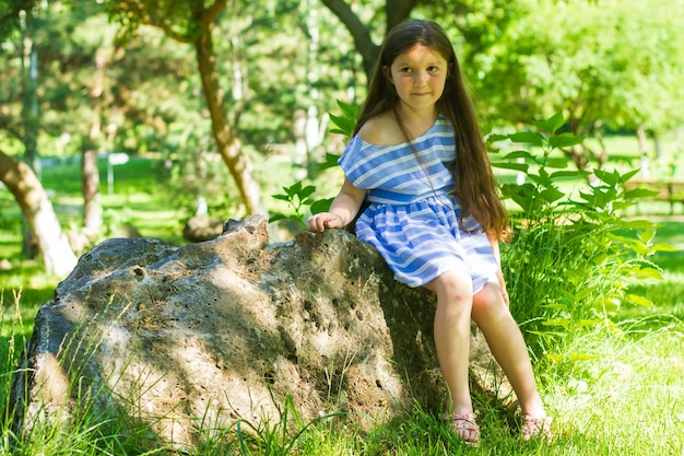 美しい小さな女の子の肖像画 美しい女の子の肖像画 公園の美しい小さな女の子