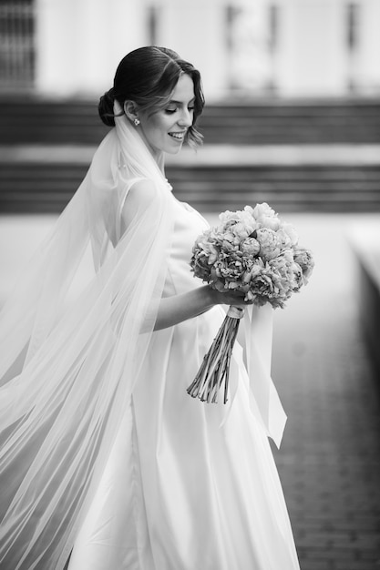 Ritratto di bella sposa di lusso in velo in bianco e nero