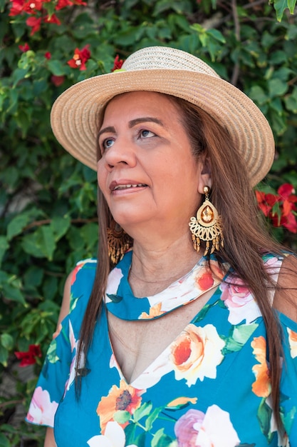 Photo portrait of a beautiful mature woman with hat outdoors