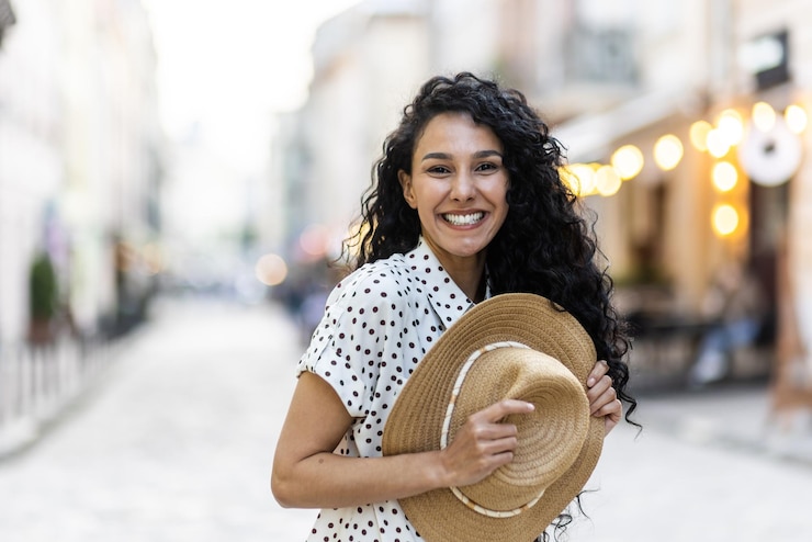 Photo portrait of a beautiful playful latin american woman a young tourist walking through the city in the