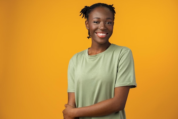 Photo portrait of beautiful positive african american woman in yellow studio