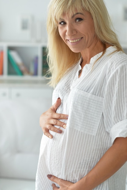 Портрет красивой беременной женщины дома