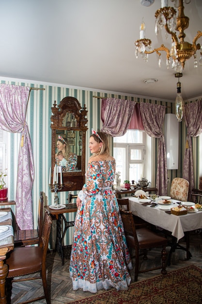 kokoshnik과 전통 드레스를 입은 아름다운 러시아 소녀의 초상화