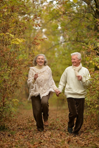 портрет красивой пожилой пары, бегущей в парке
