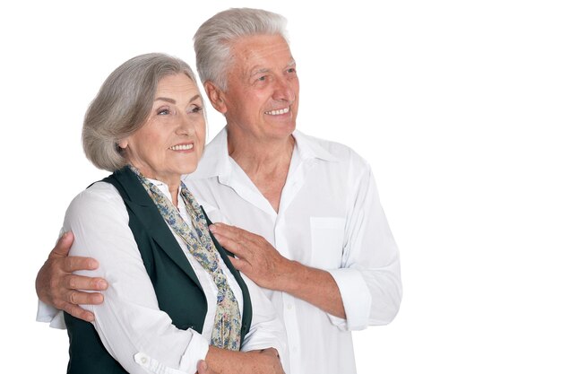 白い背景の上の美しい年配のカップルの肖像画