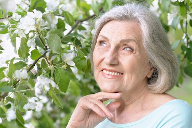 Портрет красивой пожилой женщины в зеленом парке
