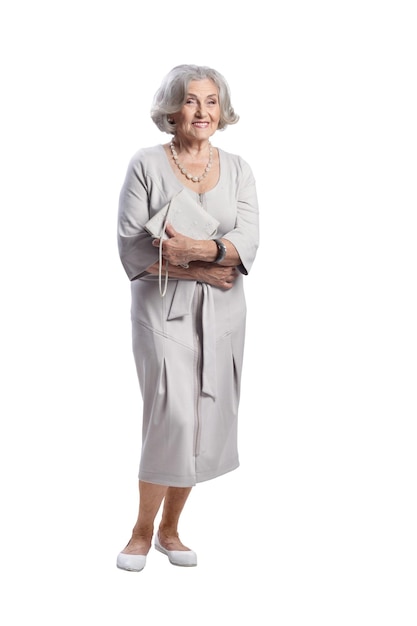 Портрет красивой пожилой женщины, позирующей на белом фоне