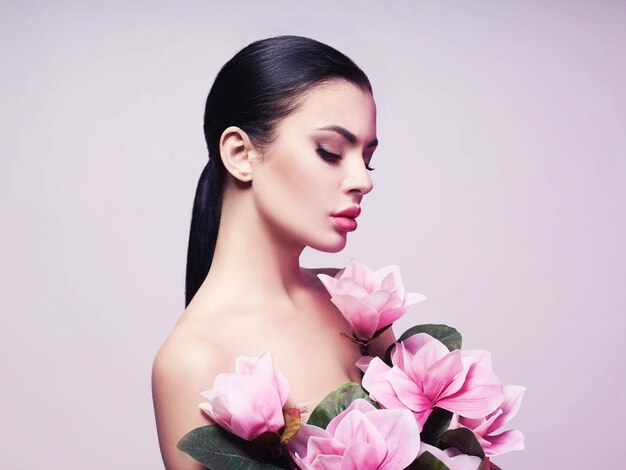 Ritratto di bella donna sensuale con i fiori