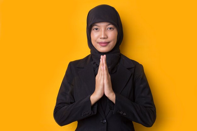 검은 hijab를 입고 아름 다운 심각한 젊은 무슬림 여성의 초상화