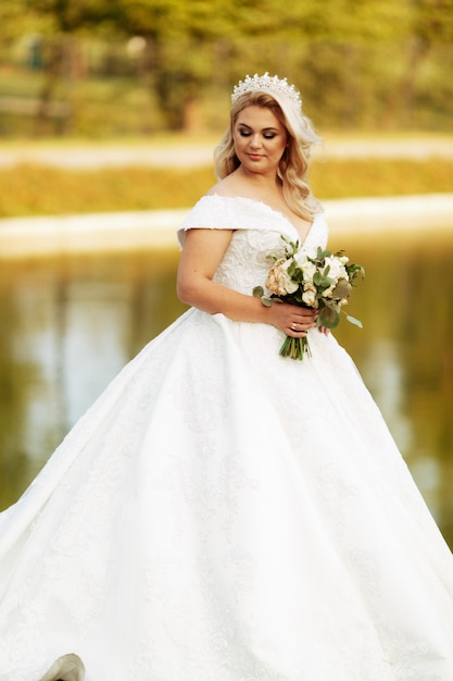 Ritratto di una bella sposa sorridente