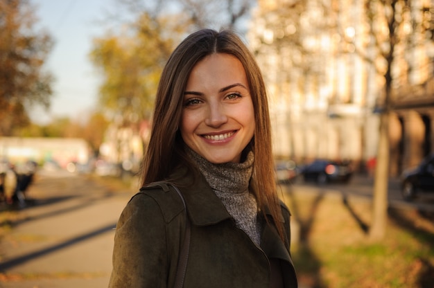 Photo portrait of beautiful smiling girl in park.