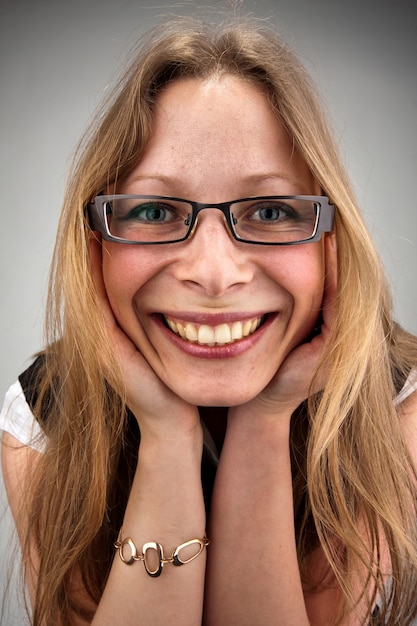 Photo portrait of beautiful smiling woman in glasses