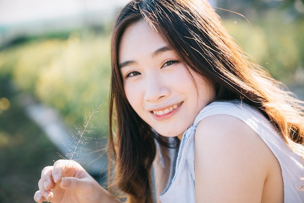 Foto ritratto di una bella donna sorridente