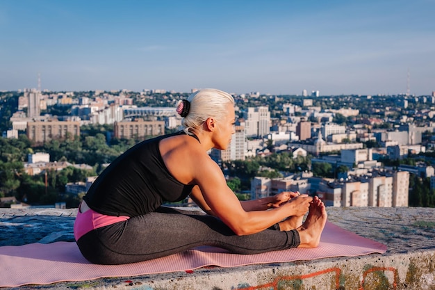 Ritratto di bella donna sportiva nel fare esercizi di fitness allenamento