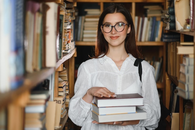 美しい学生の図書館での肖像