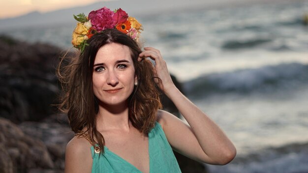 Photo portrait of beautiful woman against blue sea