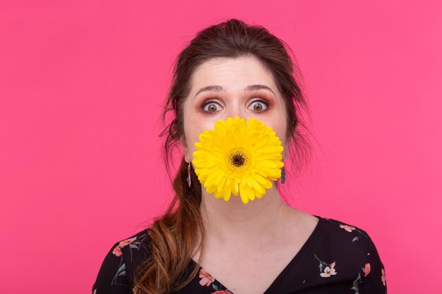 Photo portrait of beautiful woman against red background