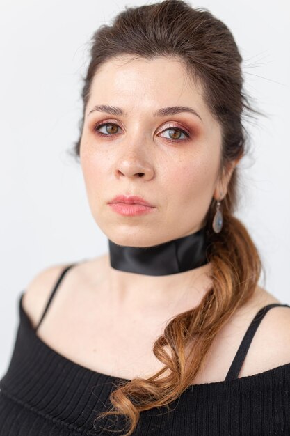 Photo portrait of beautiful woman against white background