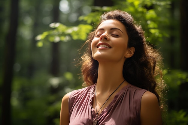 Photo portrait of beautiful woman breathing fresh air in the forest