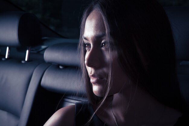 Портрет красивой женщины в машине