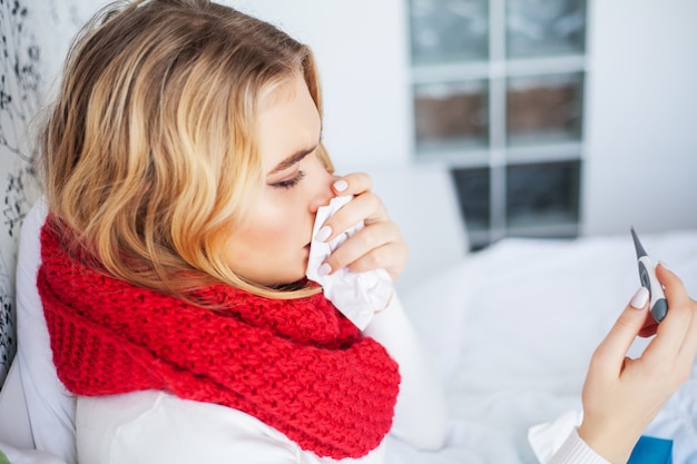 Ritratto di bella donna preso influenza, mal di testa e alta temperatura.