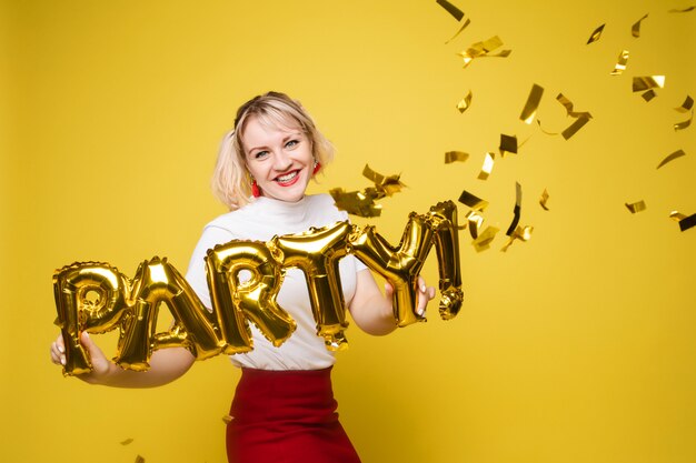 Photo portrait of beautiful woman celebrating a party and having fun