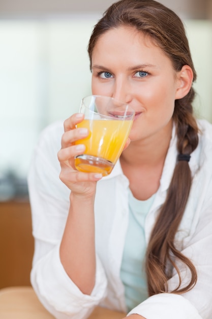 美しい女性の飲み物の肖像画