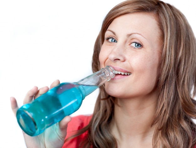 Photo portrait of a beautiful woman drinking