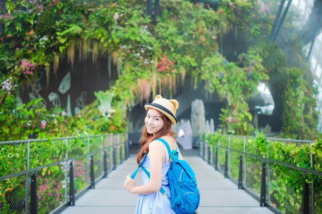 Photo portrait of beautiful woman over footbridge