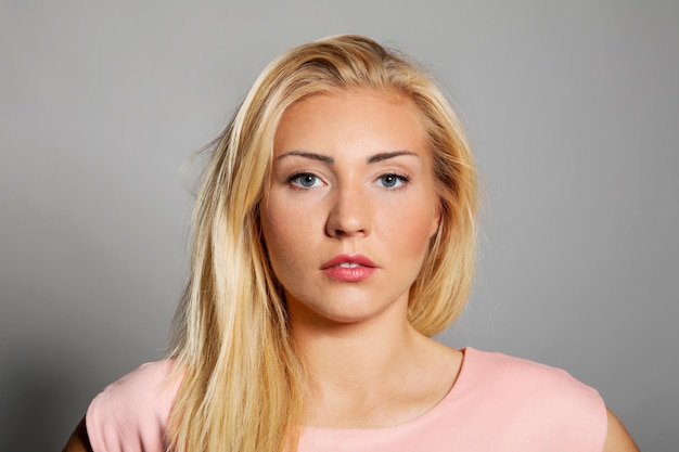 Photo portrait of beautiful woman over gray background