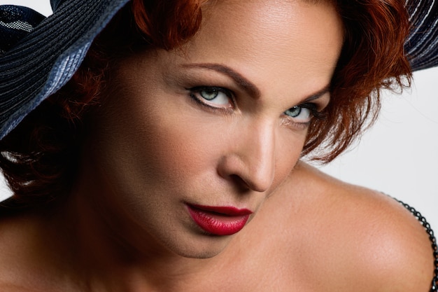 Photo portrait of beautiful woman in hat