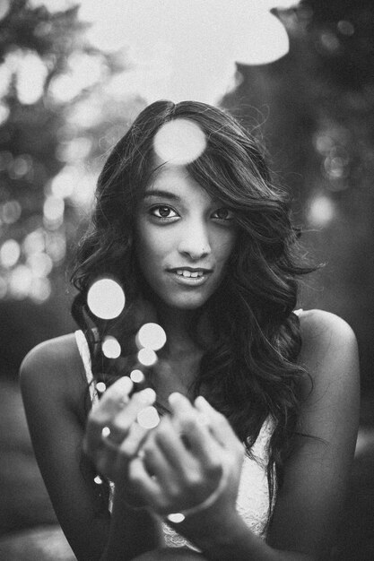 Photo portrait of beautiful woman holding camera