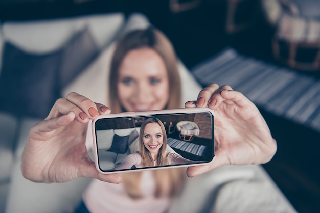 Photo portrait beautiful woman at home using phone